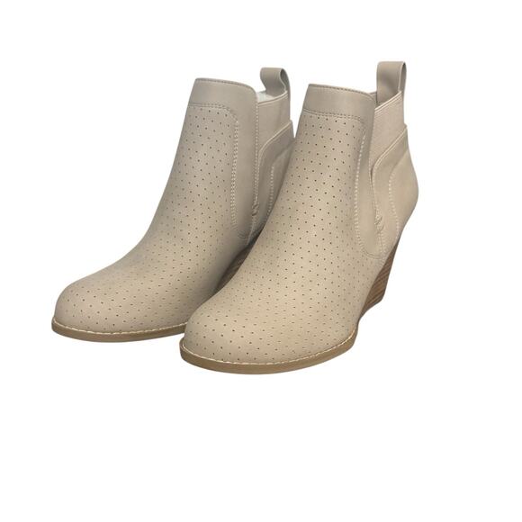 New! DV by Dolce Vita Gerdy Wedge Comfort Bootie in Beige - Size 7 - Picture 5 of 9